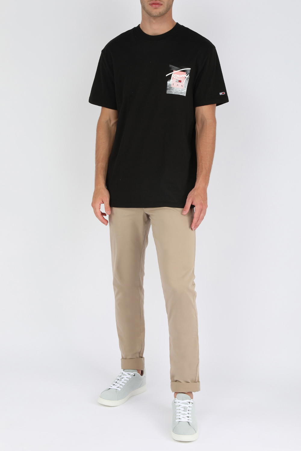 חולצת טי שחורה עם חתימת המעצב